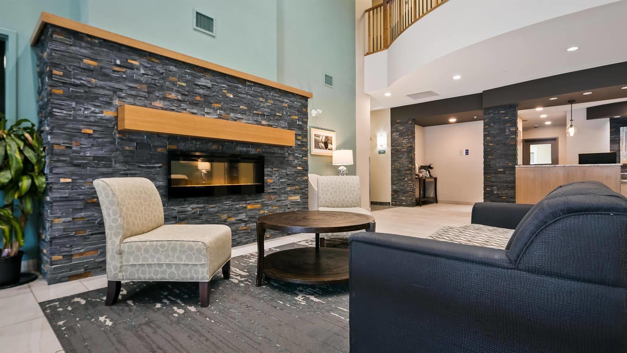 ベスト ウェスタン プラス チェスターメア ホテル Chestermere エクステリア 写真