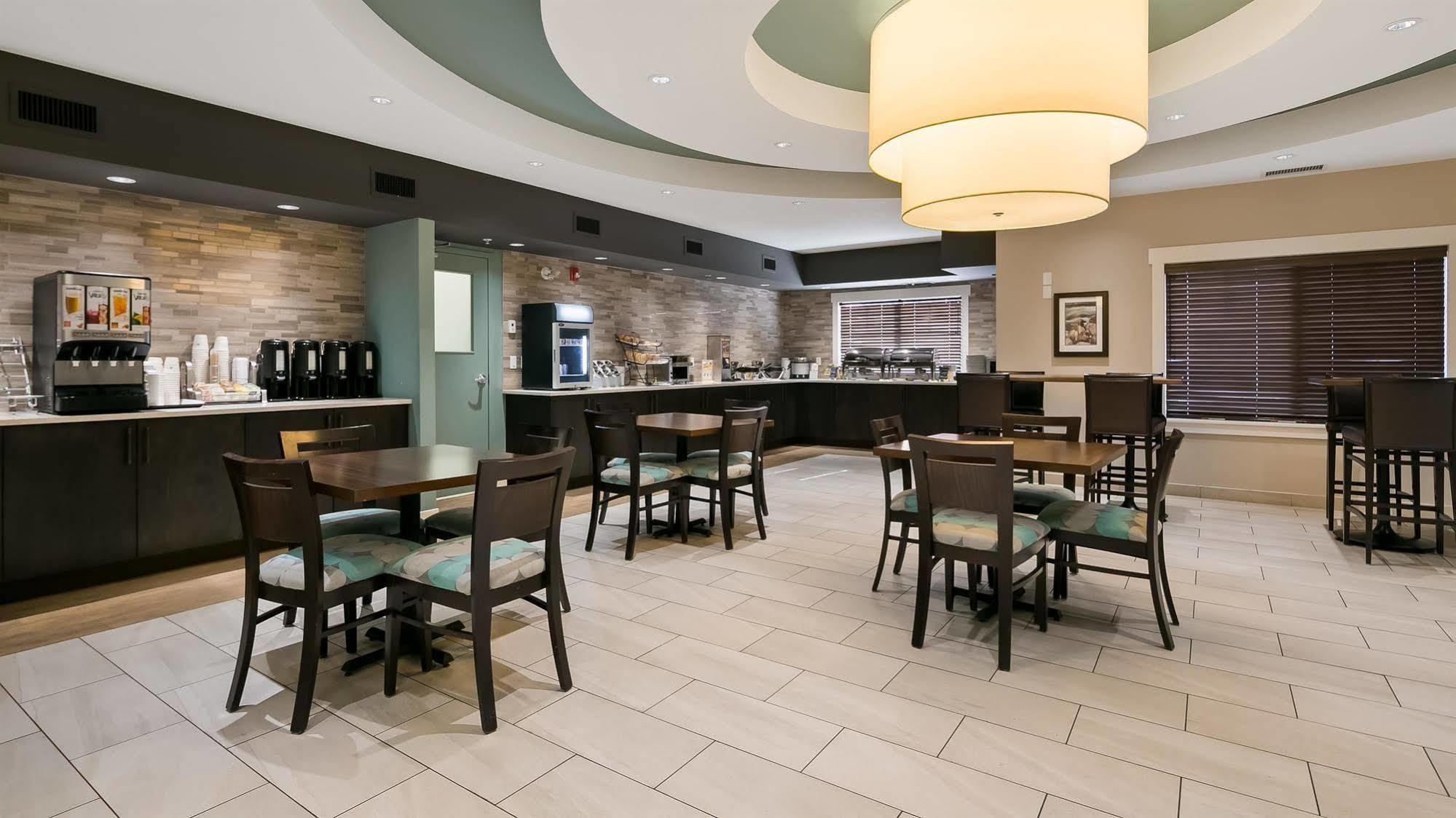 ベスト ウェスタン プラス チェスターメア ホテル Chestermere エクステリア 写真