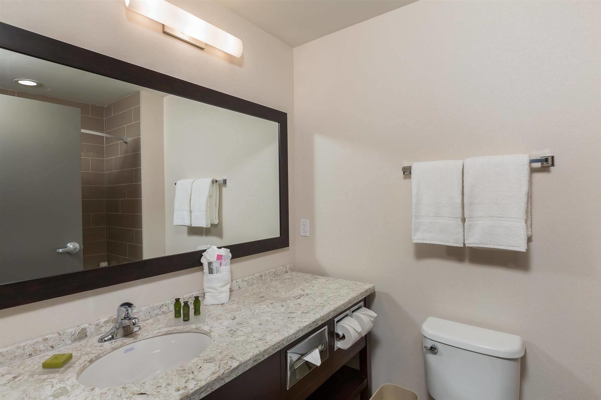 ベスト ウェスタン プラス チェスターメア ホテル Chestermere エクステリア 写真