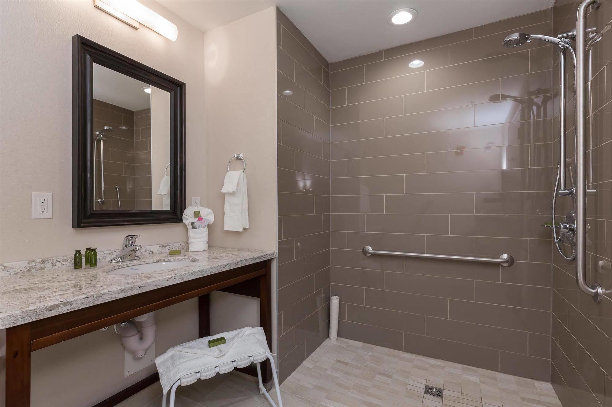 ベスト ウェスタン プラス チェスターメア ホテル Chestermere エクステリア 写真